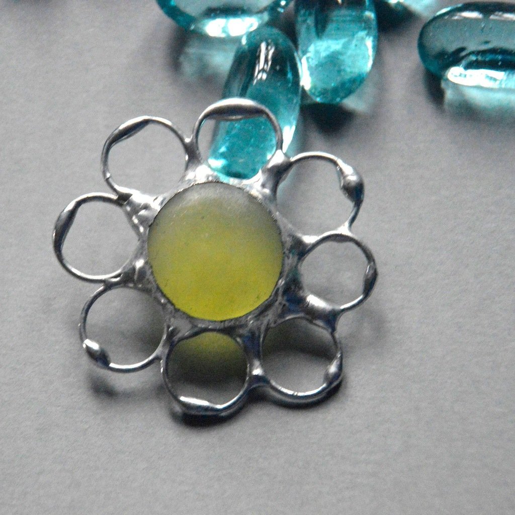 Cytrynowy szroniony kwiatek - okrągła witrażowa broszka