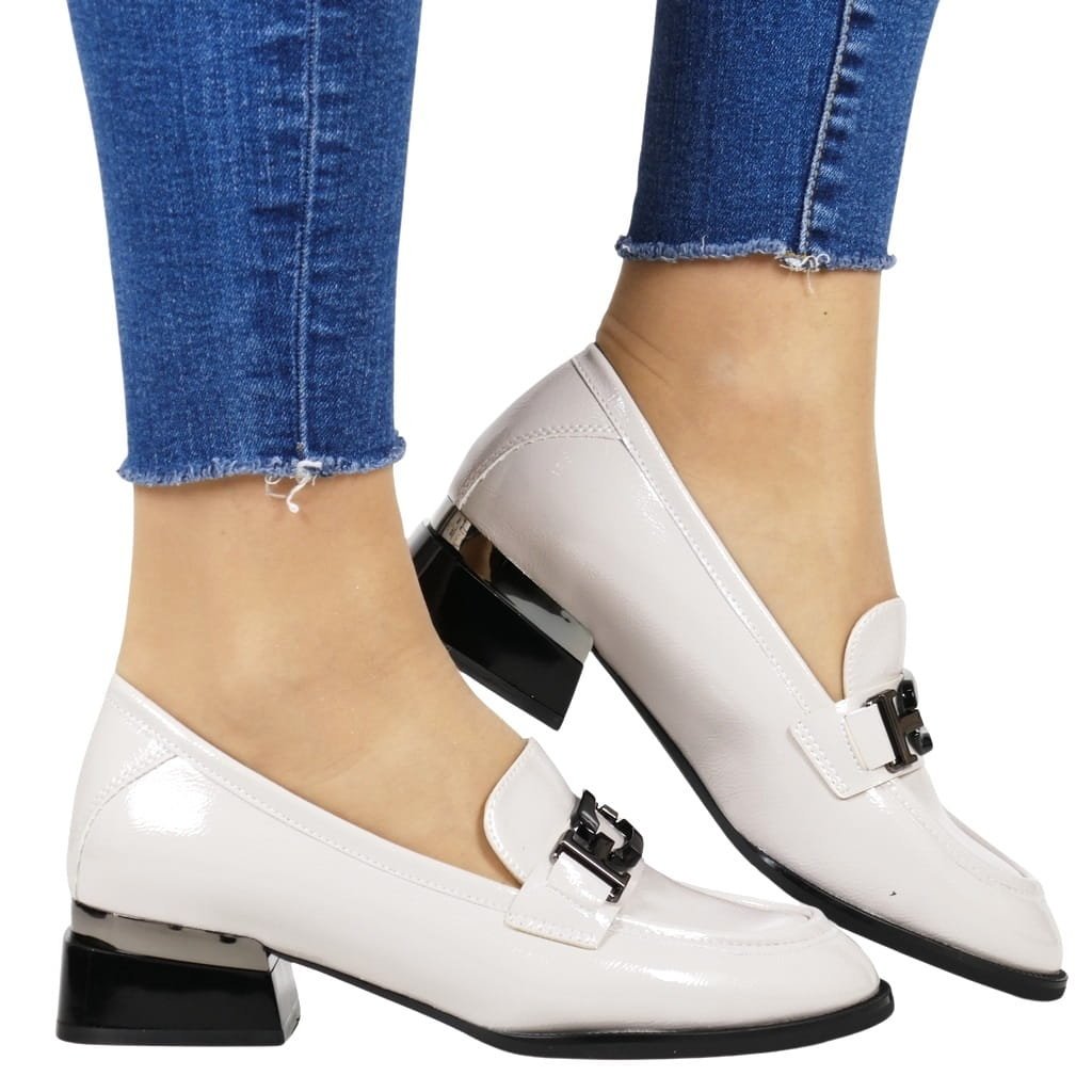 DAMSKIE MOKASYNY NA OBCASIE PÓŁBUTY Z KLAMRĄ WSUWANE VINCEZA 58492 SZARE LAKIEROWANE