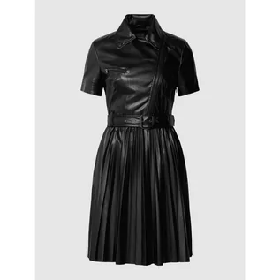 Sukienki - Sukienka z imitacji skóry o długości do kolan model LIVIA DRESS - Guess - grafika 1