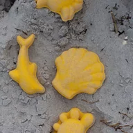 Zabawki do piasku - Zestaw 4 silikonowych foremek Footprint do piasku Scrunch - mustard - miniaturka - grafika 1