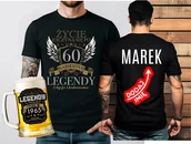 Moda i Uroda OUTLET - Prezent na 60 urodziny - ZESTAW KOSZULKA ŻYCIE ZACZYNA SIĘ PO 60 Z IMIENIEM ORAZ KUFEL - miniaturka - grafika 1
