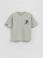 Koszulki dla chłopców - Reserved - Bawełniany t-shirt z nadrukiem - jasnoturkusowy - miniaturka - grafika 1