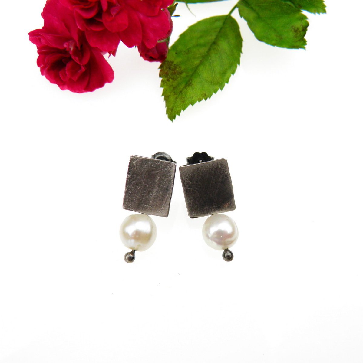 Meteory mini z perłą białą - kolczyki srebrne