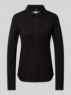 Koszule damskie - Bluzka koszulowa o kroju slim fit z wyhaftowanym logo - miniaturka - grafika 1
