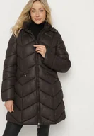 Kurtki damskie - Czarna Pikowana Kurtka o Taliowanym Kroju z Kapturem i Futrzaną Podszewką Emithalla - miniaturka - grafika 1