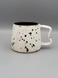 Ceramiczny kubek z falistym uszkiem - Kubki - miniaturka - grafika 1