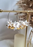 Kolczyki - Kolczyki pozłacane koła białe kwiaty - miniaturka - grafika 1