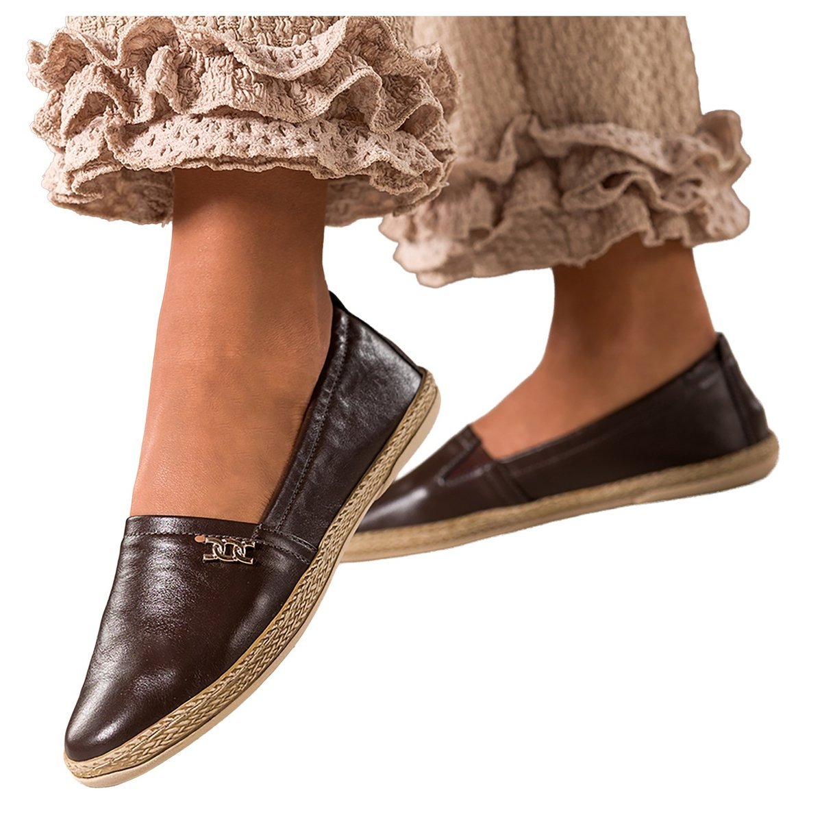 Czekoladowe półbuty espadryle skórzane damskie slip on na elastycznej płaskiej podeszwie złota ozdoba na cholewce PRODUKT POLSKI Casu 89822-37