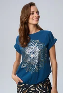 Koszulki i topy damskie - Niebieski t-shirt ze złotą aplikacją - Femestage - miniaturka - grafika 1
