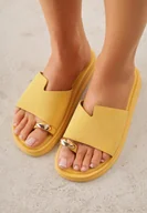 Klapki i japonki damskie - Żółte Klapki Typu Japonki z Metaliczną Ozdobą Samrina - miniaturka - grafika 1