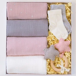 Zestaw prezentowy dla niemowląt Wyprawka dla noworodka Prezent Baby Shower Pieluszki, Grzechotka, Skarpety - Pieluchy - miniaturka - grafika 1