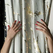 Zasłony - MARMA Zasłona gotowa na przelotkach, szerokość 140cm x wysokość 250cm, kolor pastelowy szary ze złotym nadrukiem na VELVI - miniaturka - grafika 1