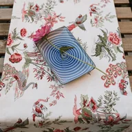 Obrusy i serwetki - Prostokątny bawełniany bieżnik plamoodporny z wzorem Paw z kwiatam - miniaturka - grafika 1
