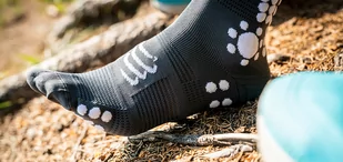 COMPRESSPORT Skarpetki do biegania trailowe ProRacing Socks V4 Trail magent/white - Skarpetki sportowe męskie - miniaturka - grafika 4