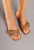 Klapki i japonki damskie - Jasnobrązowe Klapki Ozdobione Nitami i Klamrami Elritin - miniaturka - grafika 1