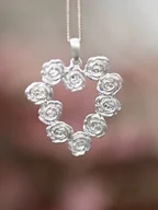 Naszyjniki - Zawieszka serce z różyczkami - miniaturka - grafika 1