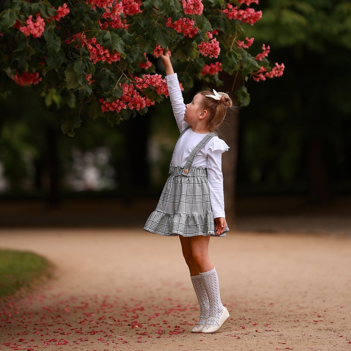 Spódnica bawełniana z szelkami w szarą pepitkę 140/146