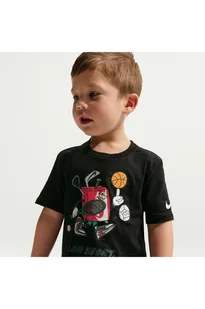 T-shirt opudełkowym kroju dla małych dzieci Nike I Am Sport Graphic - Czerń - Koszulki dla chłopców T-shirt opudełkowym kroju dla małych dzieci Nike I Am Sport Graphic - Czerń - Koszulki dla chłopców - miniaturka - grafika 1