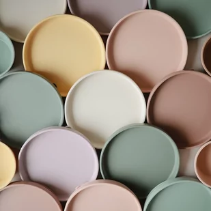 Mushie Silikonowy Talerzyk z Przyssawką Classic Cambridge Blue - Miseczki i talerzyki dla dzieci - miniaturka - grafika 1