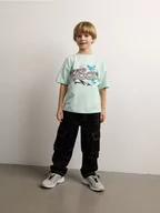 Spodnie i spodenki dla chłopców - Reserved - Spodnie cargo z przeszyciami - czarny - miniaturka - grafika 1