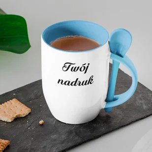 Kubek z łyżeczką z Twoim nadrukiem - niebieskie wnętrze, uszko i łyżeczka - Kubki - miniaturka - grafika 1