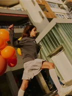 Bluzki dla dziewczynek - Reserved - Bluza z ozdobnym wycięciem - ciemnoszary - miniaturka - grafika 1