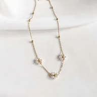 Naszyjniki - Naszyjnik złoty dziewczęcy kwiatuszki z perełkami stal chirurgiczna - miniaturka - grafika 1