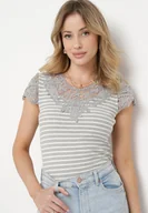 Koszulki i topy damskie - Szary Bawełniany T-shirt z Prążkowanego Materiału z Koronkowym Dekoltem i Rękawkami Hyacintia - miniaturka - grafika 1