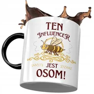 Kubki - Kubek Czarny Dla Influencera Influencer Jest Osom z Nadrukiem ze Zdjęciem + Opakowanie na prezent (wzór 04) - miniaturka - grafika 1