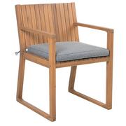 Fotele i krzesła ogrodowe - Beliani Drewniane krzesło ogrodowe z szarą poduchą SASSARI - miniaturka - grafika 1