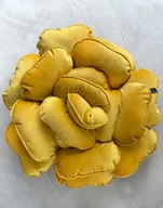 Poduszki dekoracyjne - Poduszka dekoracyjna kwiat Roxanne velvet żółta - miniaturka - grafika 1
