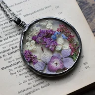 Naszyjniki - Fioletowe kwiatuszki - miniaturka - grafika 1