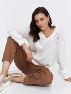 Bluzy damskie - Bluza z dekoltem w serek - miniaturka - grafika 1