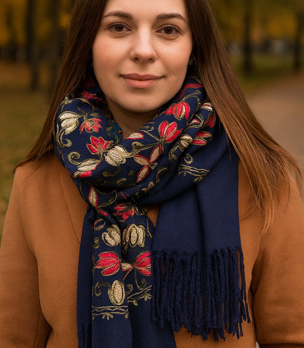 Szal damski z haftowanym wzorem i frędzlami