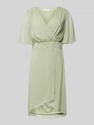 Sukienki - Sukienka o długości do kolan z dekoltem w serek model ‘RILLA’ - miniaturka - grafika 1