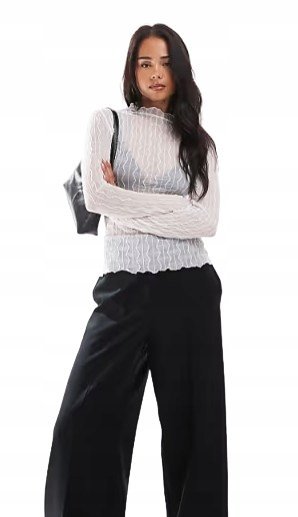 PIECES BIAŁA BLUZKA Z DŁUGIM RĘKAWEM I WZOREM I STÓJKĄ L XQA