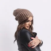 Czapki damskie - Ręcznie robiona czapka z wełny peruwiańskiej ciemny beż - miniaturka - grafika 1