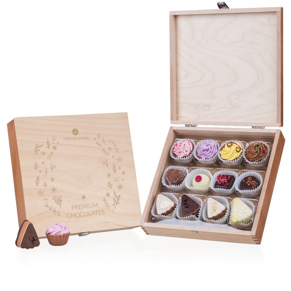 Kolekcja 12 różnorodnych pralinek Premium z belgijskiej czekolady w drewnianej skrzyneczce zamykanej na klamrę