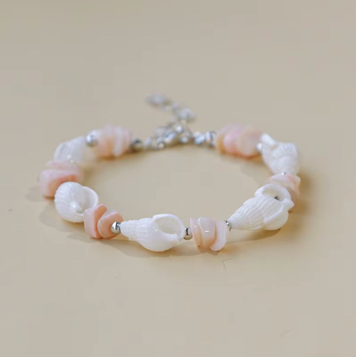 Różowa Bransoletka z Muszelkami i Kamieniami Ręcznie Robiona Summer Shells