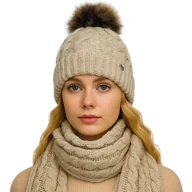 Czapki damskie - Zimowy komplet damski czapka z pomponem ocieplana polarem i szal beżowy - miniaturka - grafika 1