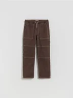 Spodnie i spodenki dla chłopców - Reserved - Bawełniane spodnie z przeszyciami - ciemnobrązowy - miniaturka - grafika 1