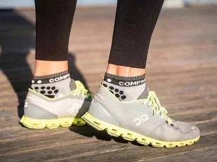 COMPRESSPORT Skarpetki do biegania krótkie ProRacing Socks v3.0 szare - Skarpetki sportowe męskie - miniaturka - grafika 2