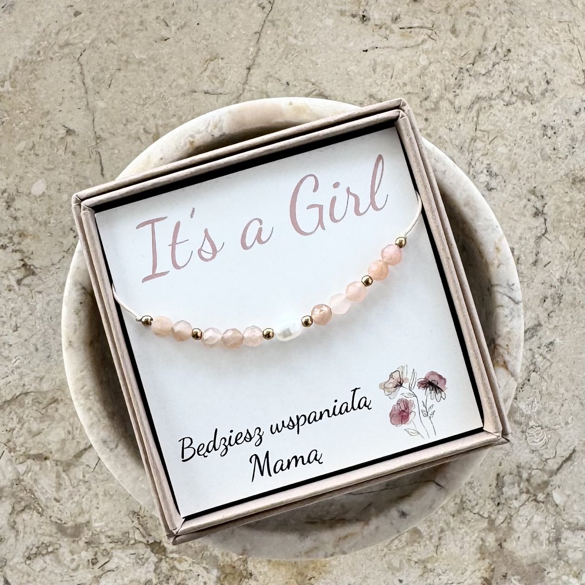 Bransoletka dla przyszłej mamy „It’s a Girl” – kamień słoneczny, perła, symbol radości i macierzyństwa