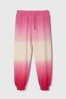 Spodnie i spodenki dla dziewczynek - United Colors of Benetton spodnie dresowe bawełniane dziecięce kolor różowy wzorzyste - grafika 1