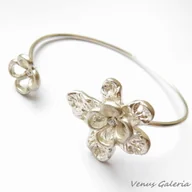 Bransoletki - Bransoletka srebrna - Ekstrawaganckie kwiaty białe - miniaturka - grafika 1