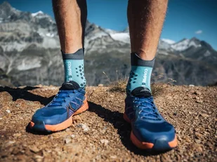 COMPRESSPORT Skarpetki do biegania trailowe ProRacing Socks v3.0 szaro-niebieskie - Skarpetki sportowe męskie - miniaturka - grafika 4