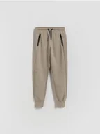 Spodnie i spodenki dla chłopców - Reserved - Bawełniane spodnie jogger - beżowy - miniaturka - grafika 1