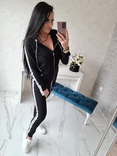 WYGODNY CZARNY DRES DAMSKI MORI Z BIAŁYM LAMPASEM - ETNEE - Spodnie sportowe damskie - miniaturka - grafika 1