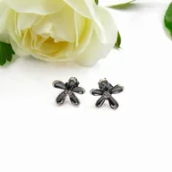 Kolczyki - Kolczyki srebrne oksydowane- Subtelne kwiatuszki na sztyftach - miniaturka - grafika 1