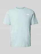 Koszulki męskie - T-shirt o kroju regular style z nadrukiem z logo - miniaturka - grafika 1